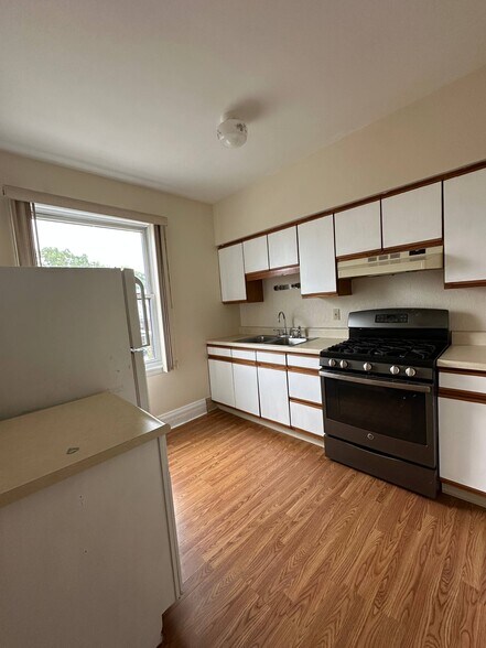 Building Photo - 738 Rossmore Ave
