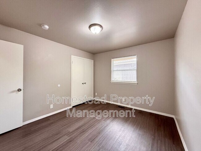 Building Photo - 520 Harding Pl