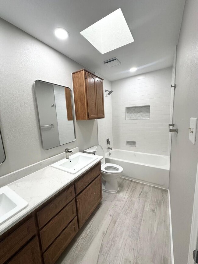 Building Photo - 3 Bedroom 2 Bathroom Available ASAP!