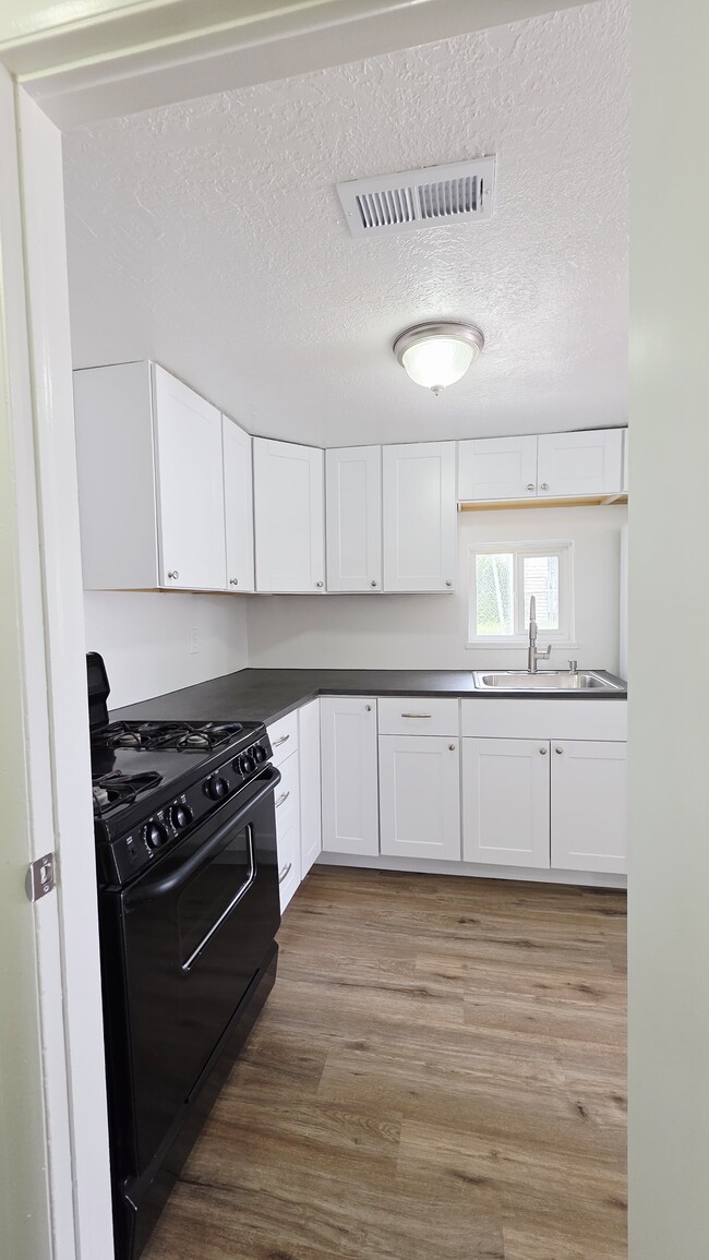 Building Photo - 428 Navajo St