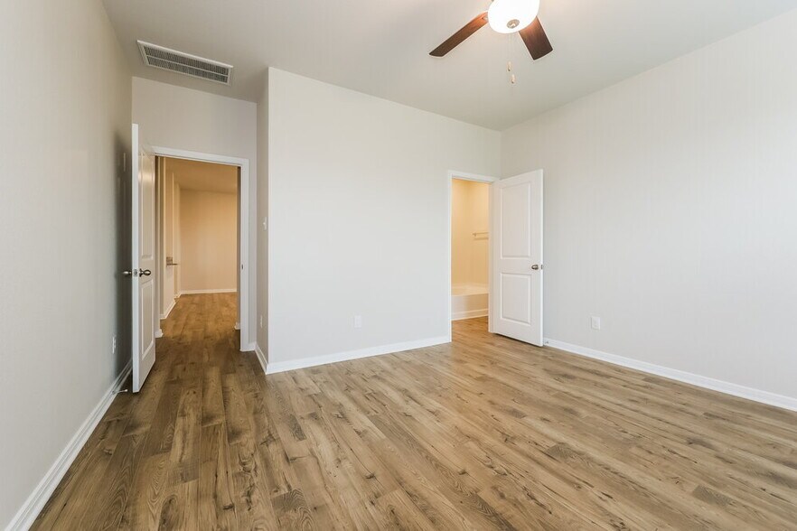 Building Photo - 16458 Honeysuckle Hl Dr