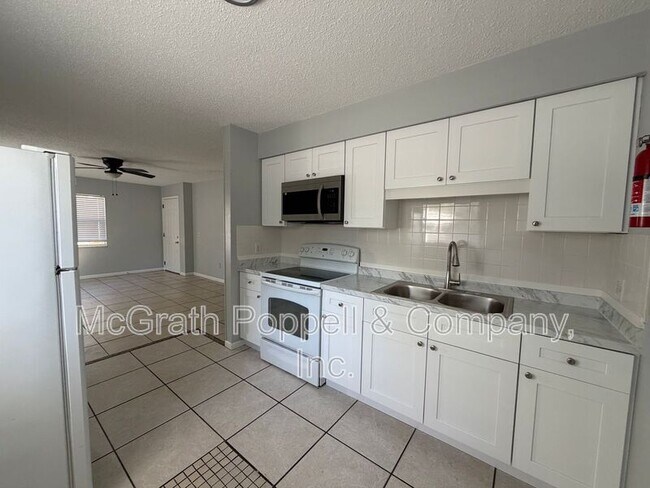 Building Photo - 1408 E Spencer St