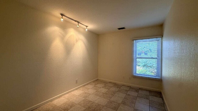 Building Photo - 3827 E Larkspur Dr