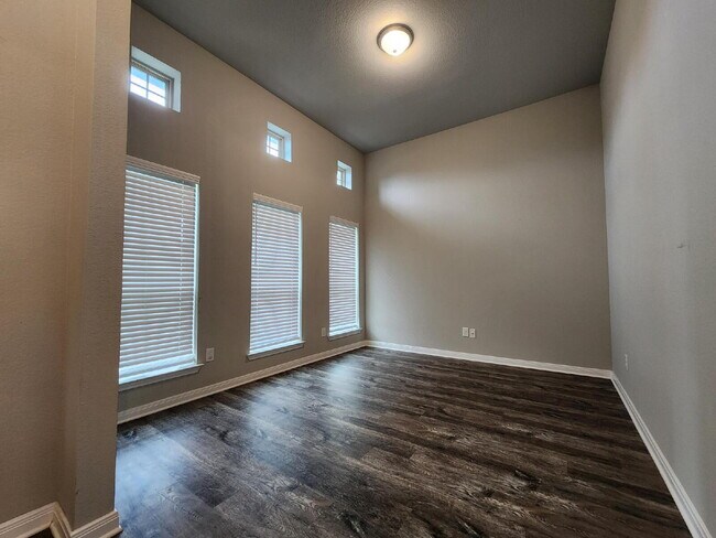Building Photo - "Beautiful 3 Bedroom, 2 Bathroom Home for ...