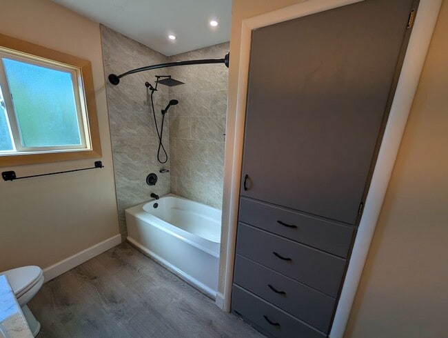 Building Photo - 3 bedroom 2 bath Pet-Friendly House with Amazing Backyard!