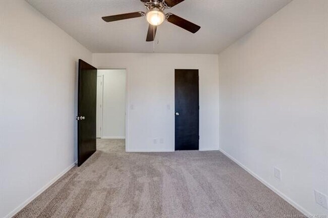 Building Photo - 3 Bed 2 Bath 2 Car Garage in Highly Desired Jenks Schools
