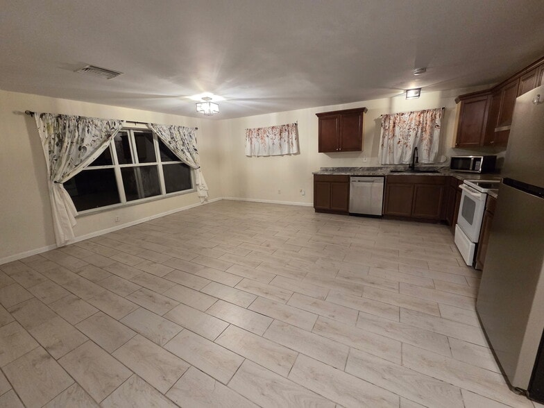 Building Photo - 400 Count St