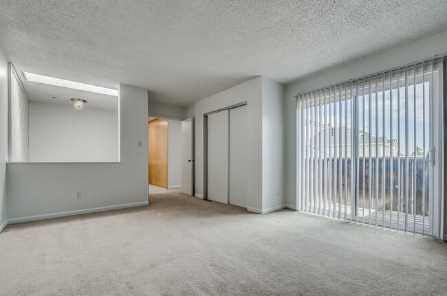 Building Photo - 1152 S Yosemite Way