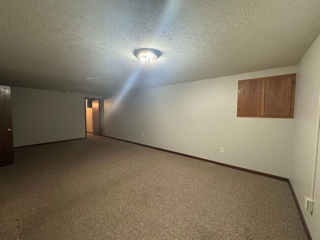 Building Photo - **DEPOSIT SPECIAL** 3 bedroom, 2 bath townhouse in COLLEGE VIEW