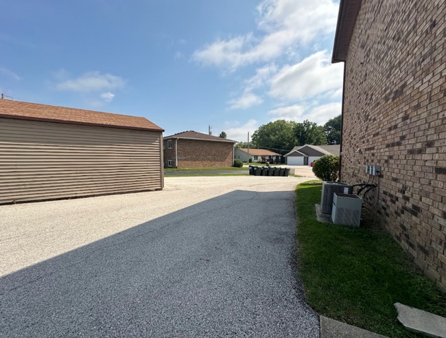 Building Photo - 1 Bedroom/1 Bathroom for Rent - Silvis, IL
