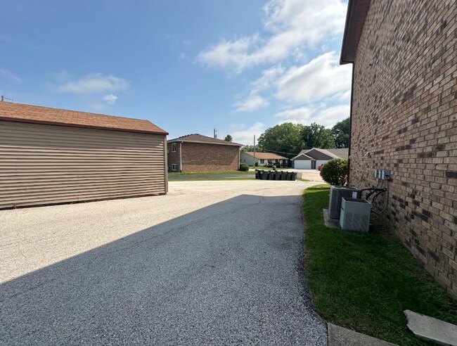 Building Photo - 2 Bedroom/1 Bath Apartment For Rent