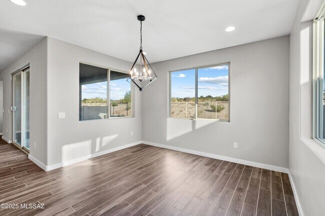 Building Photo - 1009 E Silver Ray Dr