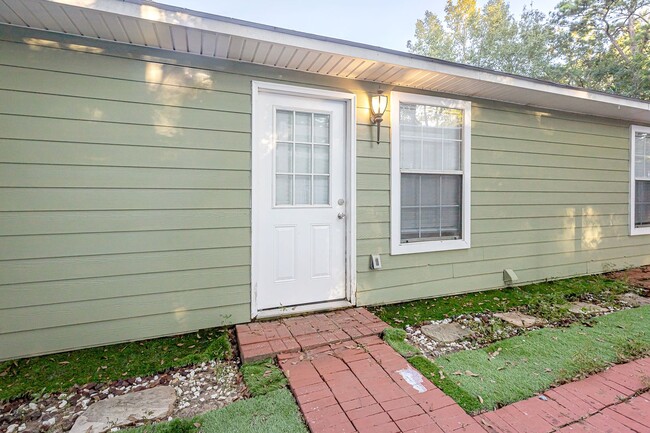 Building Photo - Adorable Home with fenced in backyard!