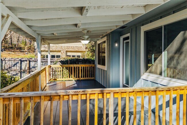 Building Photo - 908 Ryecroft Rd