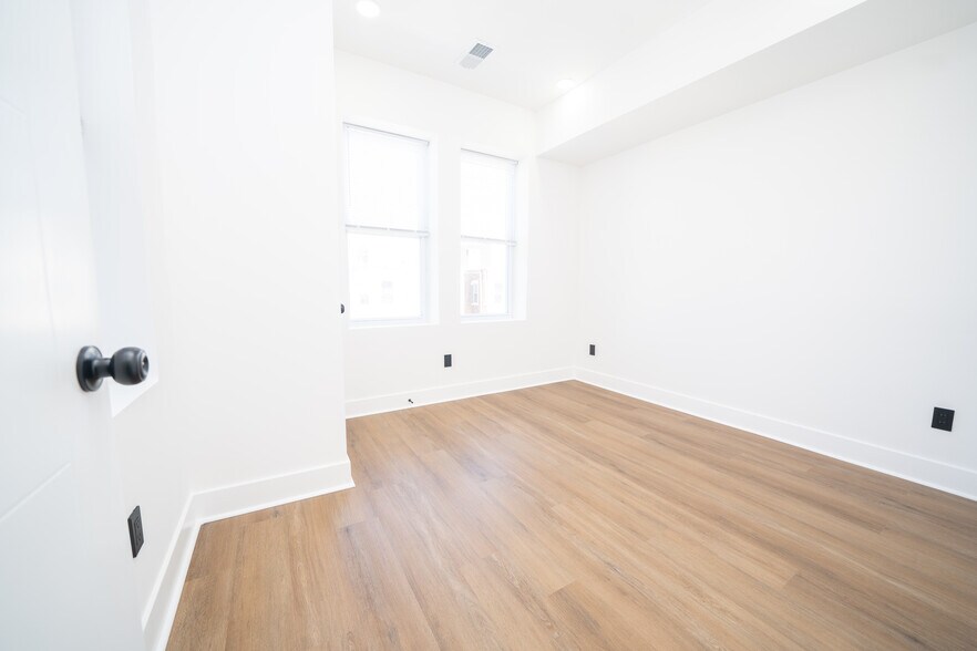 Building Photo - 4927 Catharine St