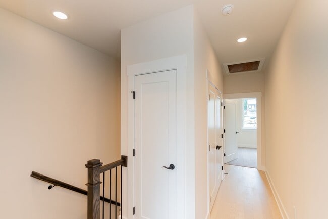Building Photo - 2 Bedroom Townhome in Northshore Chattanooga
