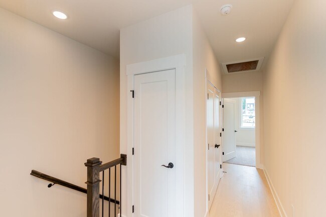 Building Photo - 2 Bedroom Townhome North Shore