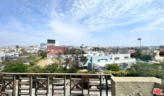 Building Photo - 4100 Wilshire Blvd