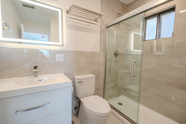 Building Photo - 2740 W Farragut Ave