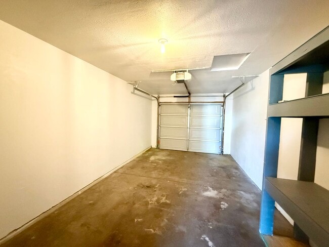 Building Photo - Newly Remodeled 2 bed 1 bath!