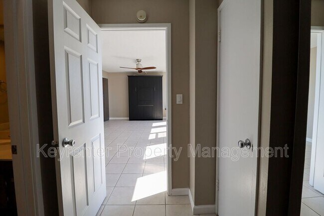 Building Photo - 410 W 7th St