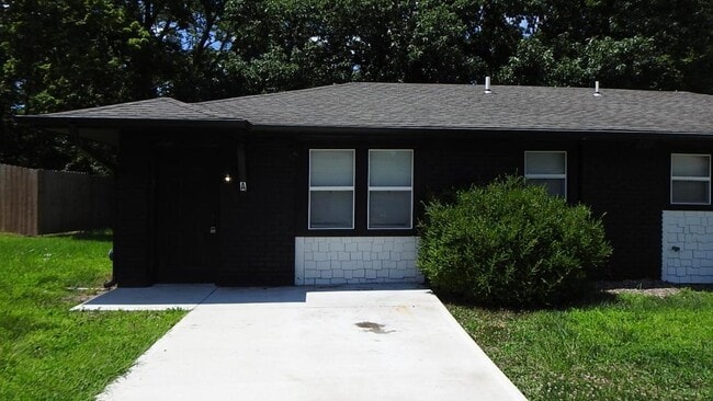 Building Photo - 408 NE Westwind Dr