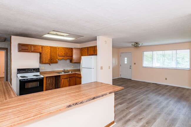 Building Photo - DAYTON, OH - GREENWICH VILLAGE - 3 BED, 1....