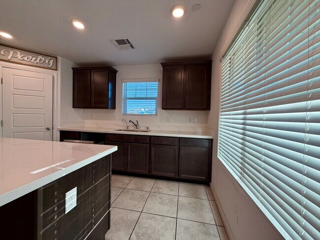 Building Photo - 3 BED 2.5 BATH 2 CAR GARAGE TOWNHOUSE IN CADENCE HENDERSON WITH LOFT