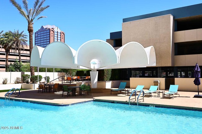 Building Photo - 207 W Clarendon Ave