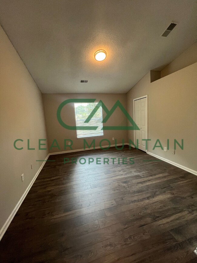 Building Photo - Fully Renovated 4 Bedroom Home – Convenien...