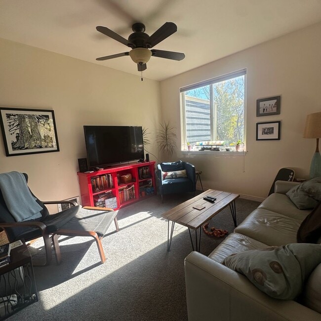 Building Photo - Spacious  3 bedroom 2.5 bathroom townhouse