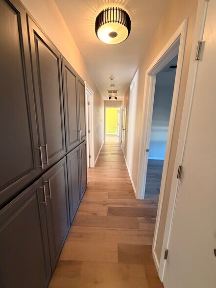 Hallway with built in storage - 3414 Winged Foot Ct