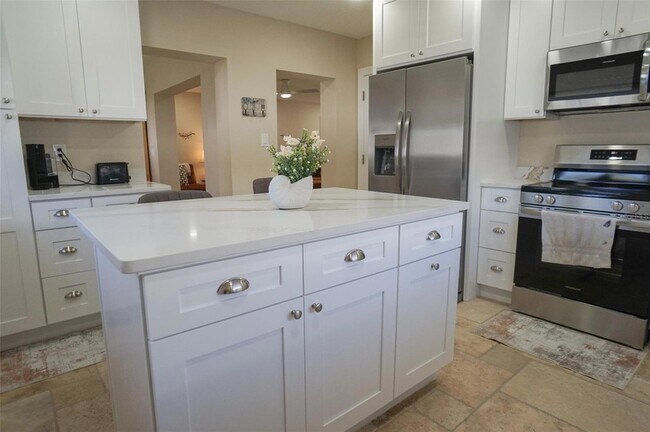 Building Photo - 929 Lantana Ave