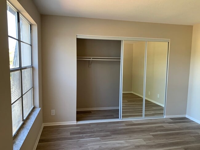 Building Photo - 2 Bedroom 1.5 Bath 2 Story Townhouse