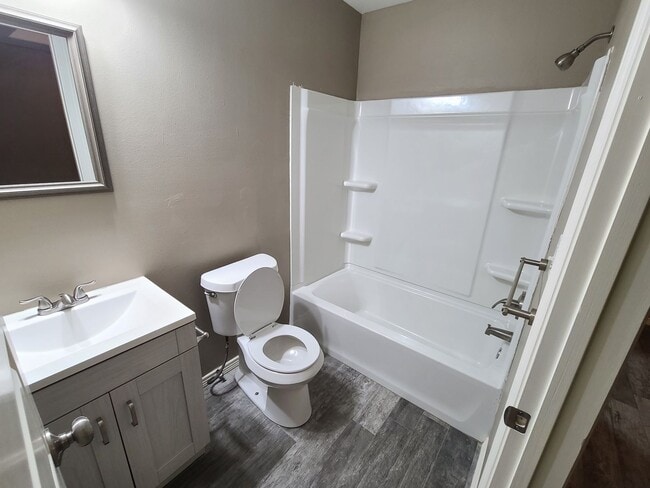 Building Photo - Quaint 3Bed/2Bath With a HUGE YARD!!