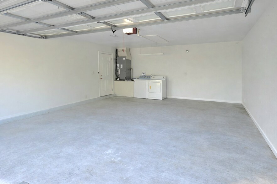 Building Photo - 325 E Plymouth Ave