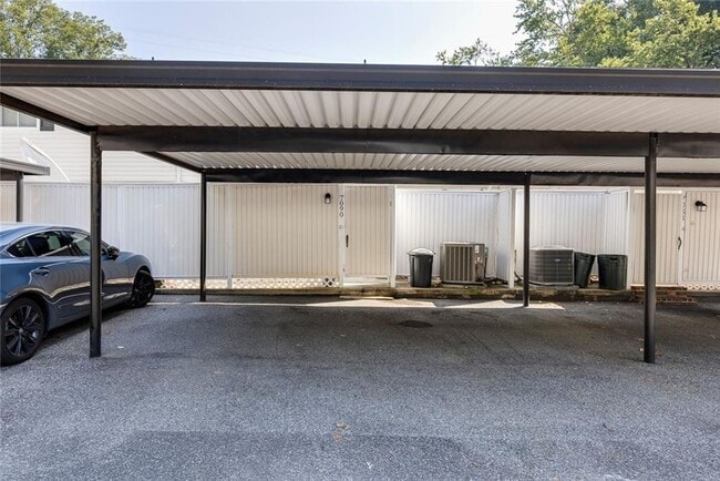 Building Photo - 7090 Stonington Dr NE