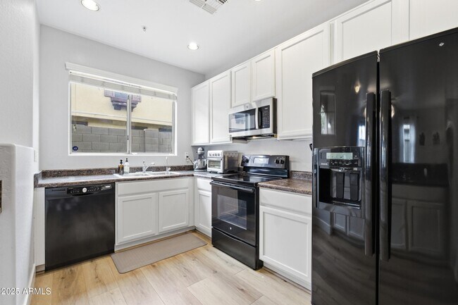 Building Photo - 1255 S Rialto