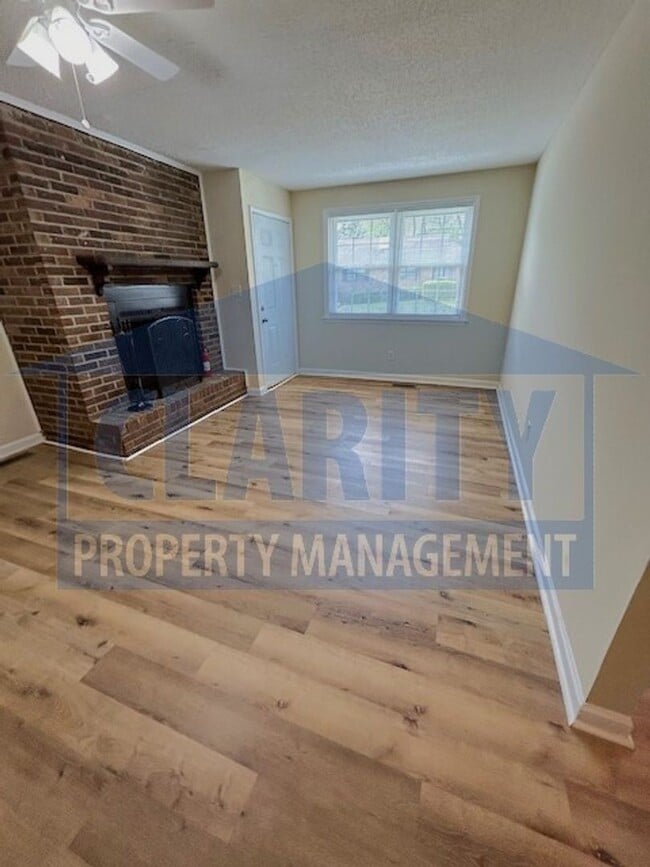 Building Photo - Two bedroom townhome with fenced in backyard!