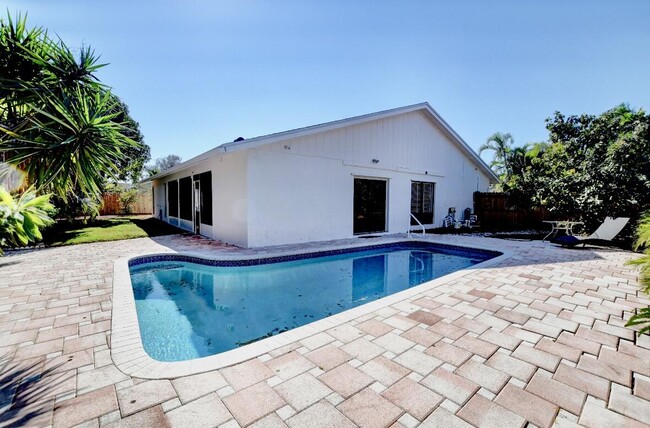 Building Photo - 17768 Maplewood Dr