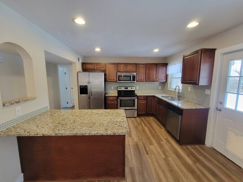 Kitchen with all appliances - 1170 Racine Street