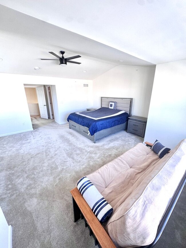 Building Photo - THREE BEDROOM TOWNHOME- PARKLAND SCHOOLS!