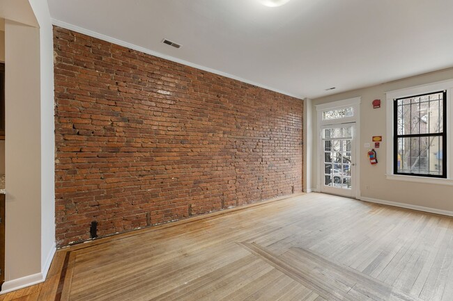 Building Photo - 2706 Ontario Rd NW