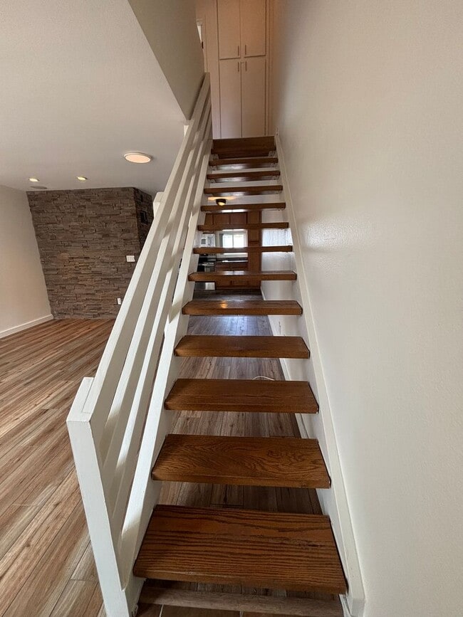 Building Photo - Spacious 2 Bedroom, 1.5 Bath Two-Story Townhome in Clairemont