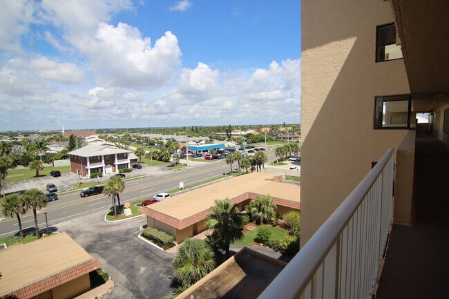 Building Photo - Gorgeous Furnished Direct Ocean Condo in Indialantic