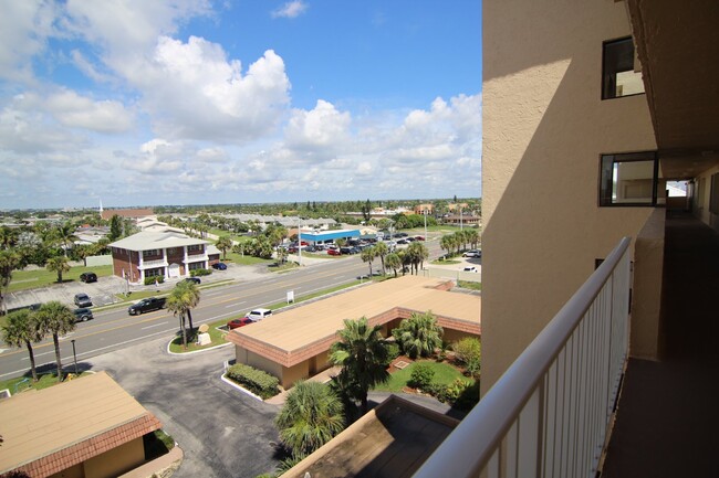 Building Photo - REEF CONDO DIRECT OCEAN FRONT