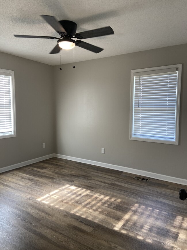Building Photo - 145 Viking Dr
