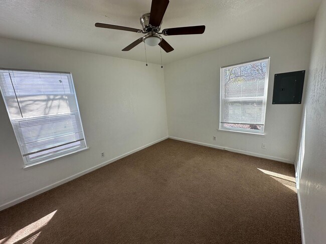 Building Photo - 3bed 1 bath / NOW AVAILABLE!