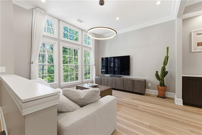 Building Photo - 2910 Hermance Dr NE