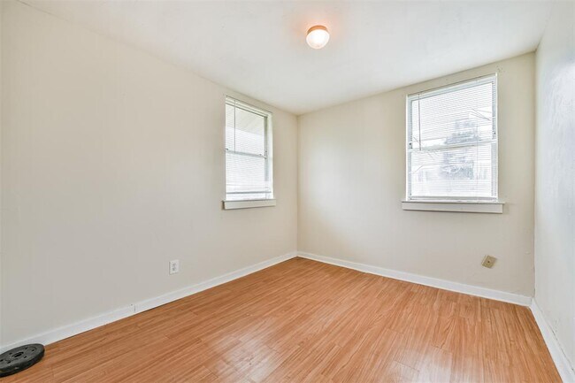 Building Photo - 639 St Charles Dr
